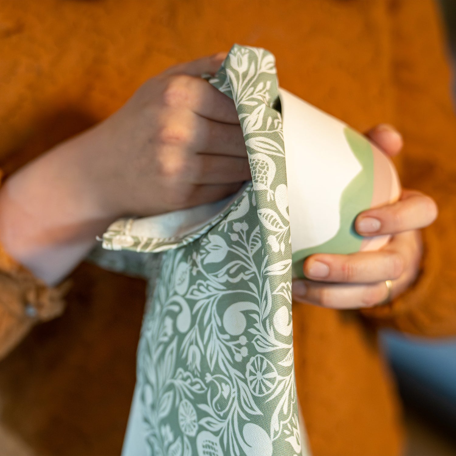 Torchon fabriqué en France, en coton et lin, motif floral, vert et blanc, polychrome Alsace