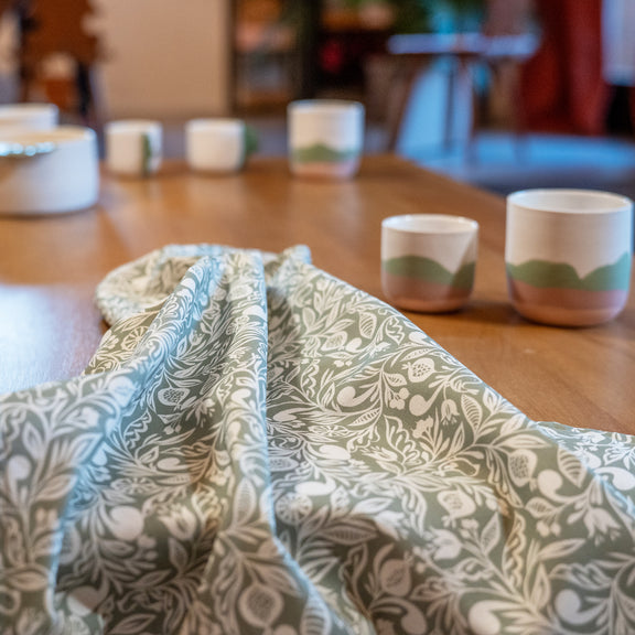 Torchon fabriqué en France, en coton et lin, motif floral, vert et blanc, polychrome Alsace, tasses artisanales en porcelaine made in France