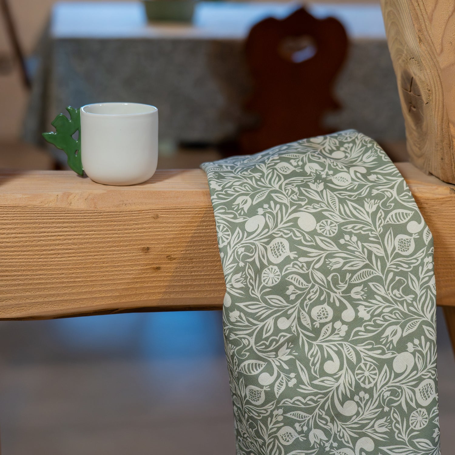 Torchon fabriqué en France, en coton et lin, motif floral, vert et blanc, polychrome Alsace, tasse à café en porcelaine artisanat français