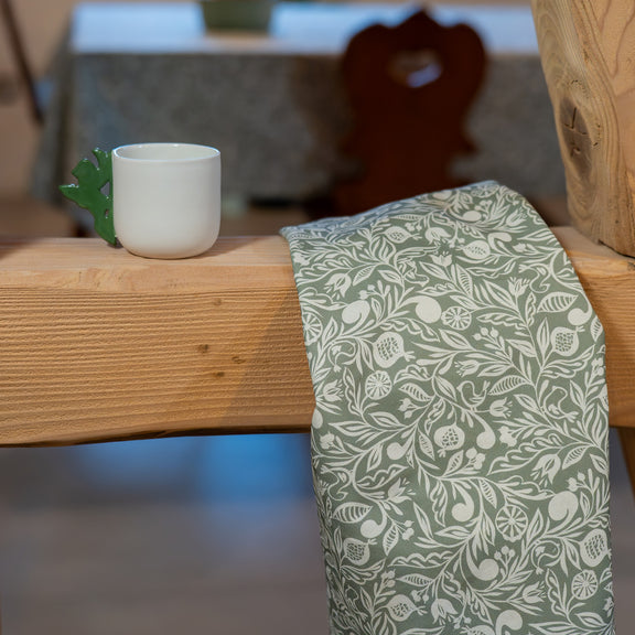 Torchon fabriqué en France, en coton et lin, motif floral, vert et blanc, polychrome Alsace, tasse à café en porcelaine artisanat français