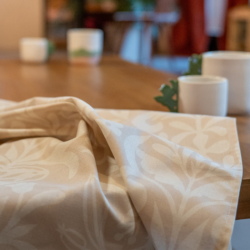 Torchon fabriqué en France, en coton et lin, motif floral, beige et blanc, arbre de vie alsacien, tasses en porcelaine made in France