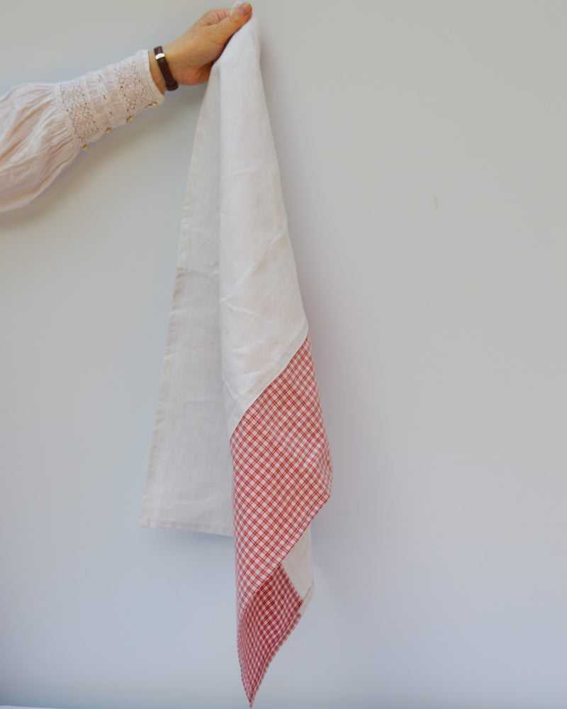 Torchon en kelsch rouge et en lin, tissus anciens, fabriqué en Alsace. 