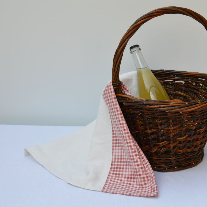 Torchon en kelsch rouge et en lin, tissus anciens, fabriqué en Alsace. Panier en osier, artisanat, pique-nique
