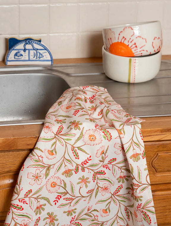 Torchon en coton et lin fabriqué en France, avec un motif de fleurs des champs colorées