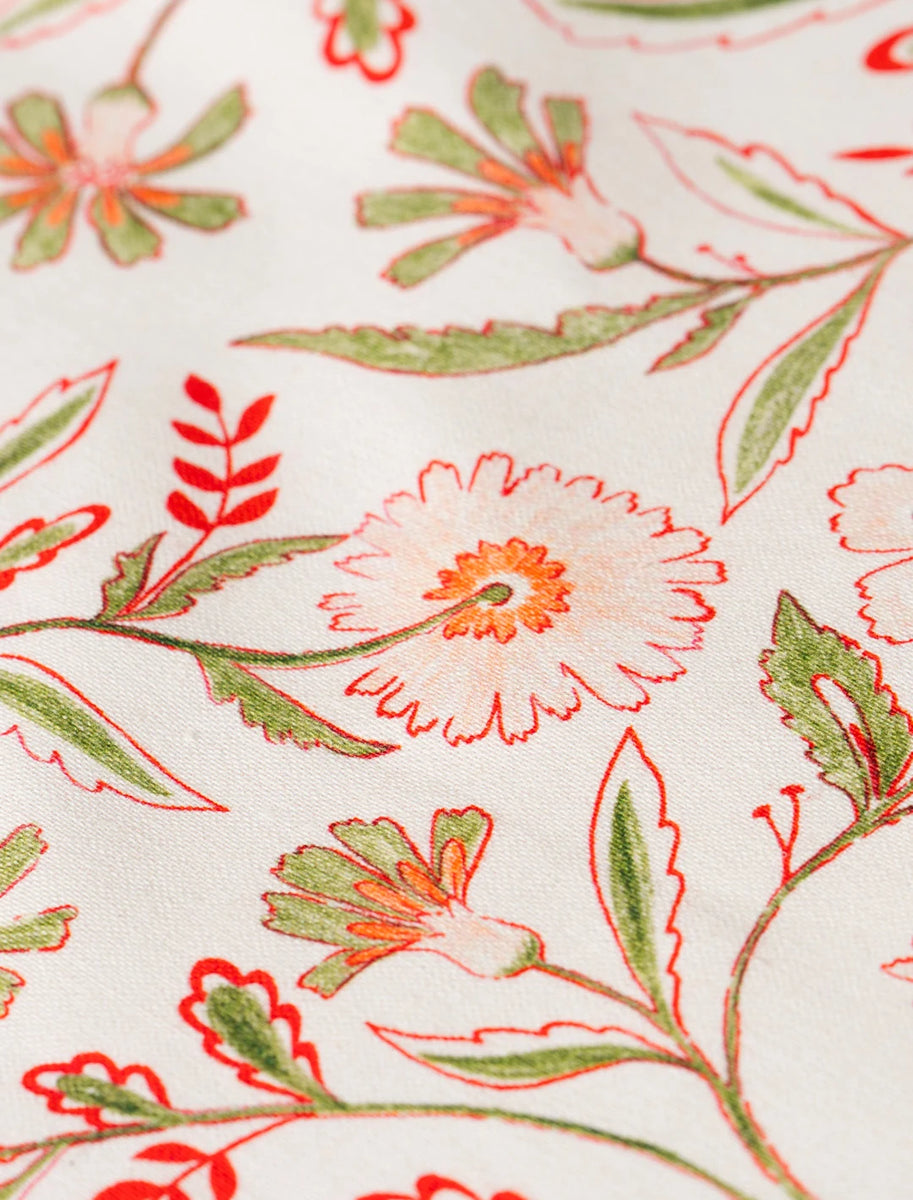 Motif de fleurs des champs vertes, roses, oranges et rouges, inspiré des indiennes et imprimé en France