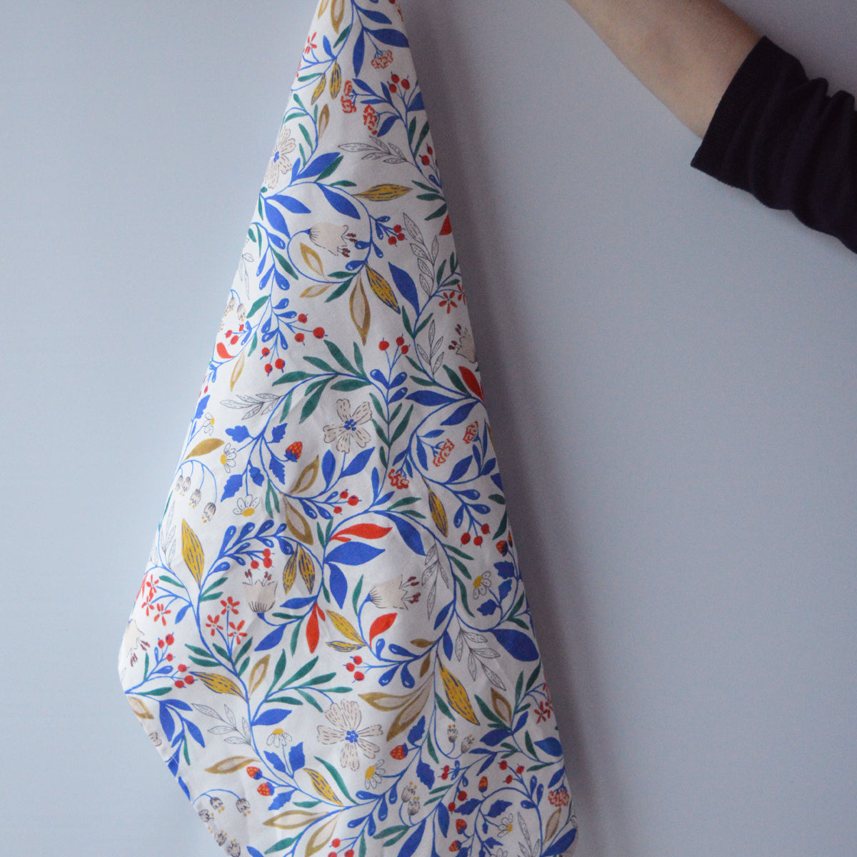 Torchon à motif Primavera tissé et fabriqué en France, sur fond blanc