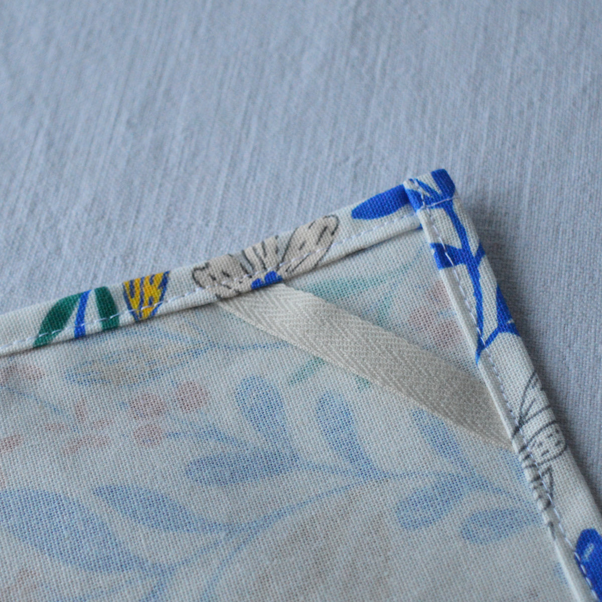 Ruban sergé du torchon à motif Primavera tissé et fabriqué en France, sur fond blanc