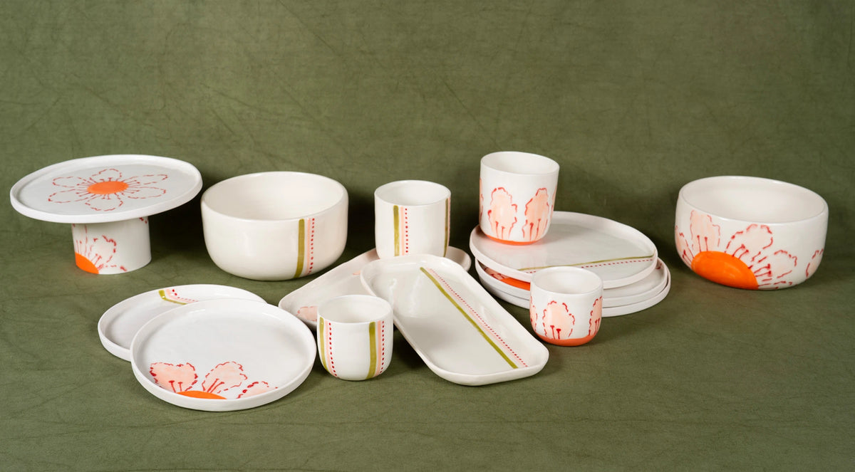Vaisselle en porcelaine artisanale française au motif floral et à rayures colorées