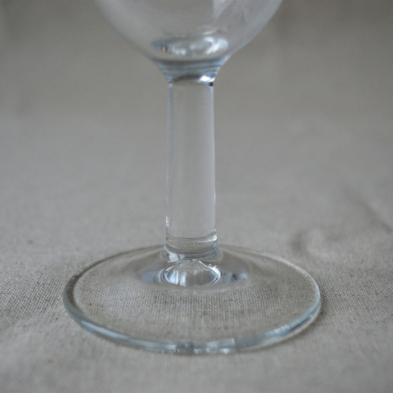 Pied de verre à motif floral chiné par Maison Primavera sur fond neutre